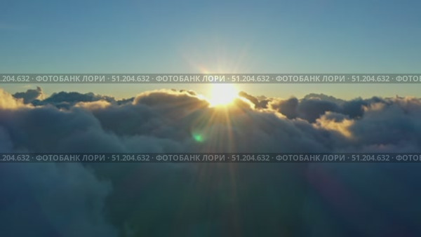 Aerial view of clouds and morning sun. Стоковое видео, видеограф Михаил Коханчиков / Фотобанк Лори