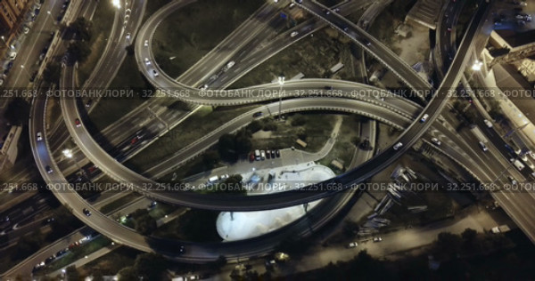 Aerial view of lighted highway road junctions at night. Стоковое видео, видеограф Яков Филимонов / Фотобанк Лори
