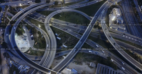 Aerial view of lighted highway road junctions at night. Стоковое видео, видеограф Яков Филимонов / Фотобанк Лори