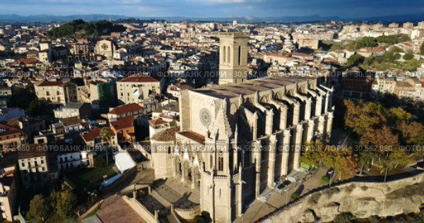 Aerial view of Manresa town with Basilica de Santa Maria, Catalonia, Spain (2018 год). Стоковое видео, видеограф Яков Филимонов / Фотобанк Лори