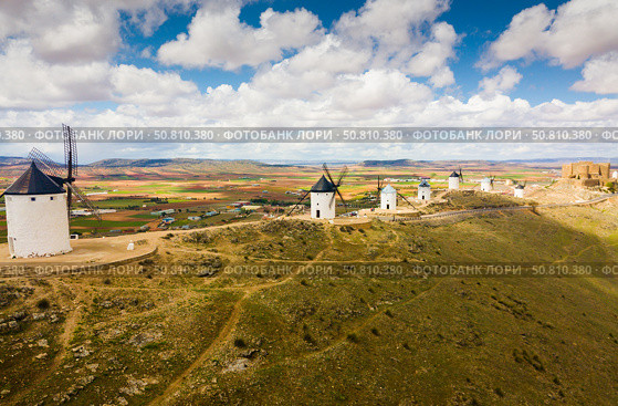 Aerial view of Route of Don Quixote with windmills in Consuegra. Стоковое фото, фотограф Яков Филимонов / Фотобанк Лори
