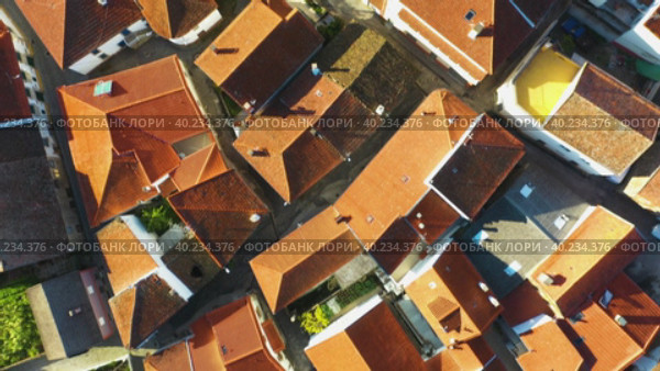 Aerial view of small rural town with red roofs during sunrise time (2019 год). Стоковое видео, видеограф Кирилл Трифонов / Фотобанк Лори