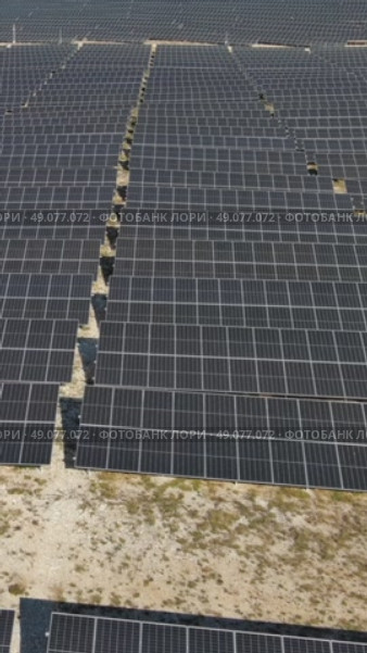 Aerial view of solar power station. Стоковое видео, видеограф Михаил Коханчиков / Фотобанк Лори