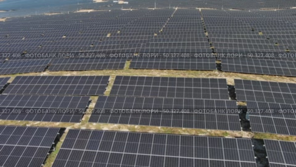 Aerial view of solar power station. Стоковое видео, видеограф Михаил Коханчиков / Фотобанк Лори