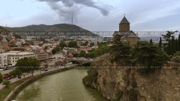 Aerial View of Tbilisi Metekhi and the Kura River. Стоковое видео, видеограф Поскребышев Михаил / Фотобанк Лори