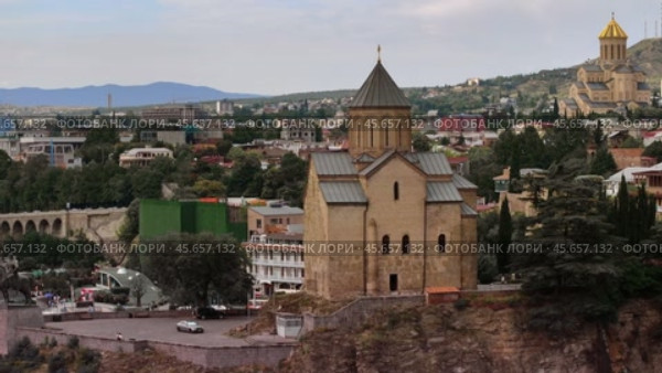 Aerial View of Tbilisi with Metekhi Church and Modern Architecture. Стоковое видео, видеограф Поскребышев Михаил / Фотобанк Лори