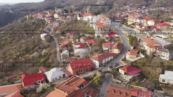 Aerial view of the small tourist town of Sighnaghi, located on a high hill in the center of the Alazani Valley, Georgia. Стоковое видео, видеограф Яков Филимонов / Фотобанк Лори