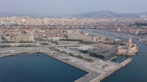 Aerial view of town and port in Marseille city with of sailboats and yachts. France. Стоковое видео, видеограф Яков Филимонов / Фотобанк Лори