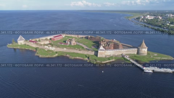 Aerial view on fortress Oreshek, Leningrad region (2018 год). Стоковое видео, видеограф Михаил Коханчиков / Фотобанк Лори