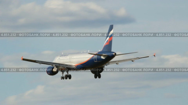 Аэробус A-321, авиакомпания Аэрофлот, бортовой VP-BWO, приземляется в аэропорту Уфа (2013 год). Редакционное видео, видеограф Mikhail Erguine / Фотобанк Лори