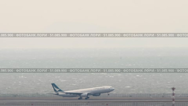 Aeroplane of Cathay Pacific arriving. Редакционное видео, видеограф Игорь Жоров / Фотобанк Лори