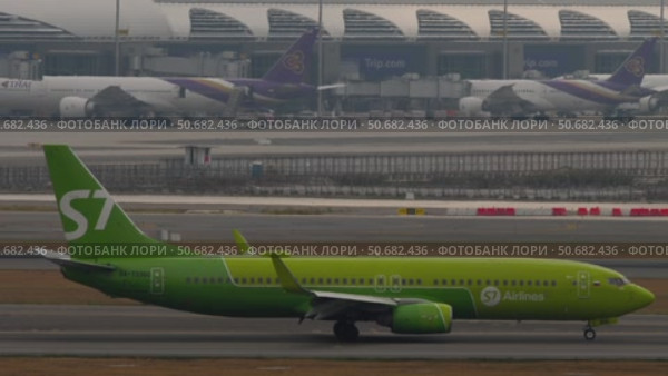 Aeroplane of S7 Airlines at Suvarnabhumi airport. Редакционное видео, видеограф Игорь Жоров / Фотобанк Лори