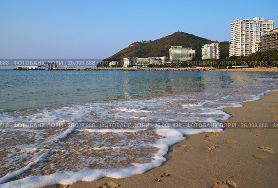 Affectionate South China Sea is washed by sand of Dadonghai Beach (2017 год). Редакционное фото, фотограф Юлия Машкова / Фотобанк Лори