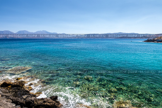 Agios Nikolaos coastline on a sunny day with clear sea and cliffs. (2019 год). Стоковое фото, фотограф Емельянов Евгений Викторович / Фотобанк Лори