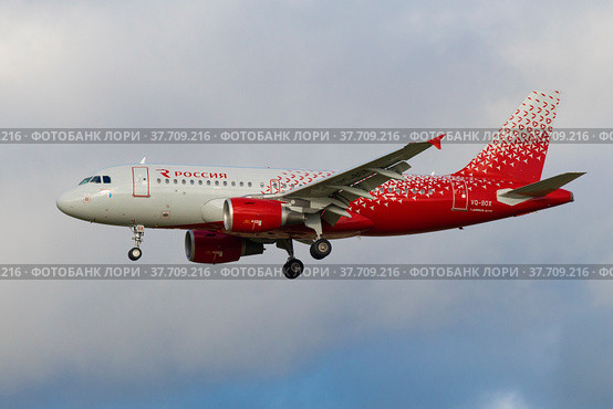Airbus A319-100 «Ижевск» (VQ-BOX) авиакомпании Россия на глиссаде в облачном небе (2020 год). Редакционное фото, фотограф Виктор Карасев / Фотобанк Лори