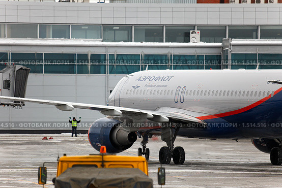 Airbus A320-214 (VP-BZR) авиакомпании Аэрофлот заруливает на стоянку около терминала. Аэропорт Толмачево, Новосибирск. (2010 год). Редакционное фото, фотограф Игорь Жоров / Фотобанк Лори