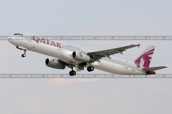 Airbus A320 (бортовой A7-ADY) авиакомпании Qatar Airways вылетает из Домодедова (2013 год). Редакционное фото, фотограф Alexei Tavix / Фотобанк Лори