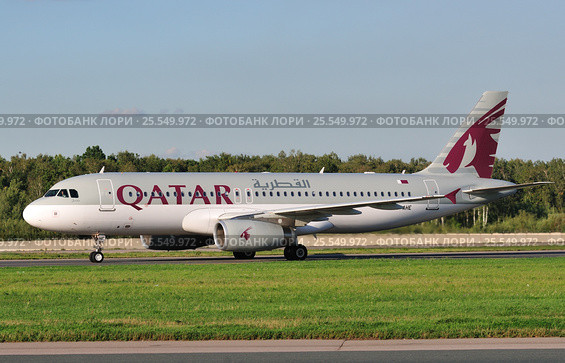 Airbus A320 (бортовой A7-AHE) авиакомпании Qatar Airways на рулении в Домодедове (2011 год). Редакционное фото, фотограф Alexei Tavix / Фотобанк Лори