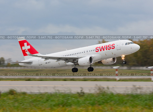 Airbus A320 (бортовой HB-JLT) авиакомпании Swiss Airlines вылетает из Домодедово (2013 год). Редакционное фото, фотограф Alexei Tavix / Фотобанк Лори