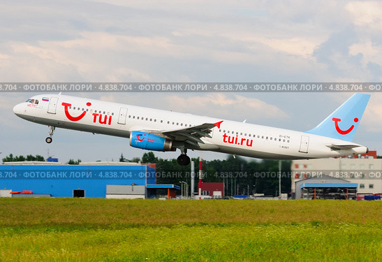 Airbus A321 (бортовой EI-ETK) авиакомпании Metrojet вылетает из Домодедово (2013 год). Редакционное фото, фотограф Alexei Tavix / Фотобанк Лори