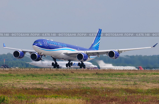 Airbus A340 (бортовой 4K-AZ85) авиакомпании Azerbaijan вылетает из Домодедово (2013 год). Редакционное фото, фотограф Alexei Tavix / Фотобанк Лори