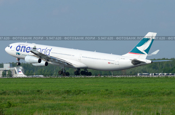 Airbus A340 (бортовой B-HXG) авиакомпании Cathay Pacific вылетает из Домодедова (2014 год). Редакционное фото, фотограф Alexei Tavix / Фотобанк Лори