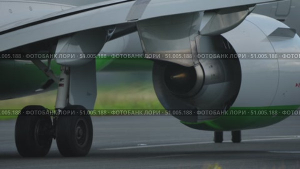 Aircraft engine close-up showcasing intricate design and engineering details in aviation technology. Стоковое видео, видеограф Данил Руденко / Фотобанк Лори