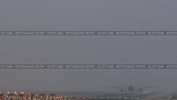 Airplane approach lit runway. Стоковое видео, видеограф Данил Руденко / Фотобанк Лори