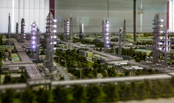 Aktobe region/Kazakhstan - May 04 2012: Scale miniature (maquette) of modern oil refinery and gas processing plant. Distillation columns. Night lights. Редакционное фото, фотограф Alexey Rezvykh / Фотобанк Лори