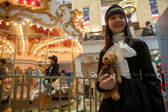 Актриса, телеведущая Николь Плиева (12 лет) за кулисами показа поллекции модной одежды на подиуме Kids Fashion Week в Центральном Детском Мире на Лубянке в центре города Москвы, Россия (2023 год). Редакционное фото, фотограф Николай Винокуров / Фотобанк Лори