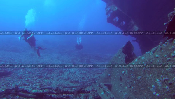 Аквалангисты исследуют затонувшее судно в Красном море. Стоковое видео, видеограф Некрасов Андрей / Фотобанк Лори