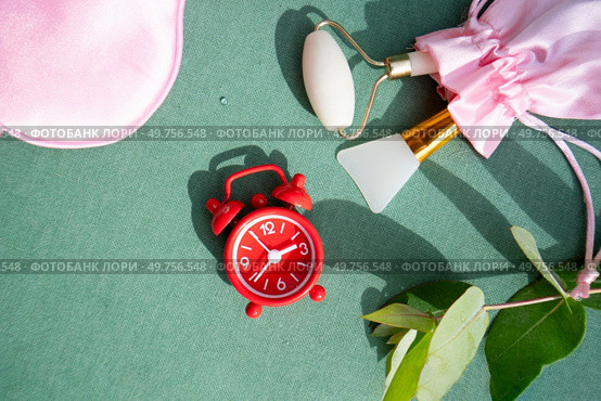 alarm clock with sleeping mask, sleep-wake disorders concept, insomnia therapy, sleep difficulties and deprivation. spring flowers with sleeping mask, sleep-wake disorders. Стоковое фото, агентство Ingram Publishing / Фотобанк Лори