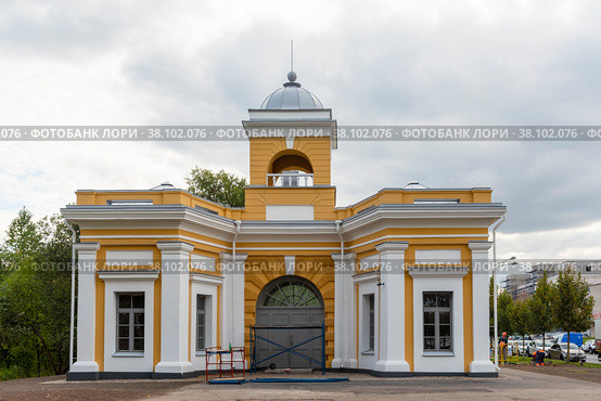 Александровские ворота (ворота порохового завода) 1800г.г арх.Ф.И.Демерцов, Санкт-Петербург (2022 год). Редакционное фото, фотограф Александр Щепин / Фотобанк Лори