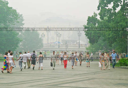 Александровский сад. Москва окутана дымом от лесных пожаров (2010 год). Редакционное фото, фотограф Алёшина Оксана / Фотобанк Лори