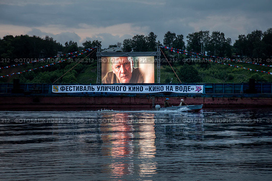 Алексей Серебряков на экране во время показа короткометражного фильма в рамках фестиваля уличного кино "Кино на воде" в городе Тутаеве, Ярославская область, Россия (2019 год). Редакционное фото, фотограф Николай Винокуров / Фотобанк Лори