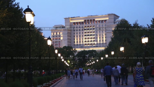 Alexander Garden near the Kremlin, Moscow, Russia (at night) (2020 год). Редакционное видео, видеограф Владимир Журавлев / Фотобанк Лори