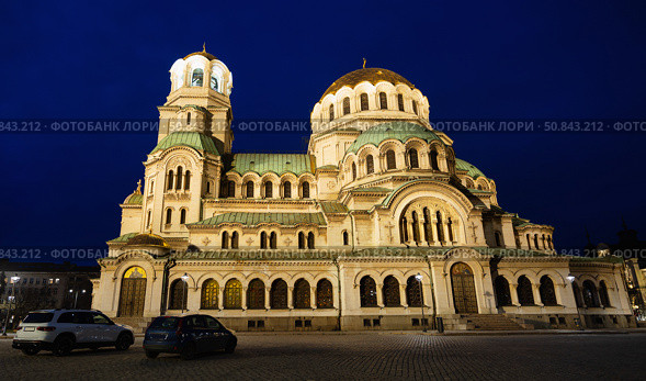 Alexander Nevski Cathedral in Sofia, Buglaria at night. Patriarchal cathedral of St. Alexander Nevsky in evening. Golden domes shining by spotlights. Стоковое фото, фотограф Яков Филимонов / Фотобанк Лори