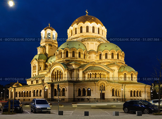 Alexander Nevski Cathedral in Sofia, Buglaria at night. Patriarchal cathedral of St. Alexander Nevsky in evening. Golden domes shining by spotlights. Стоковое фото, фотограф Яков Филимонов / Фотобанк Лори