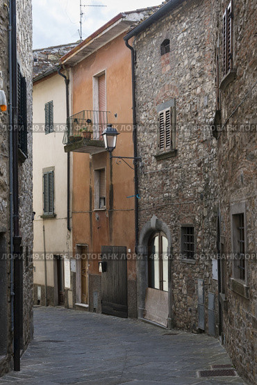 Alley by houses in town, Radda in Chianti, Tuscany, Italy. Стоковое фото, агентство Ingram Publishing / Фотобанк Лори