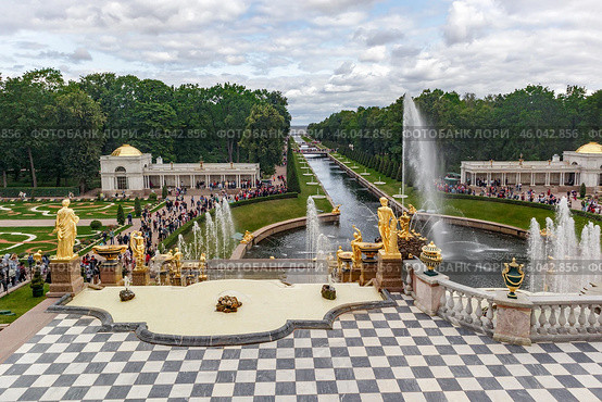 Аллея фонтанов, большой каскад, тритоны. Петергоф (2019 год). Редакционное фото, фотограф Василий Мальцев / Фотобанк Лори