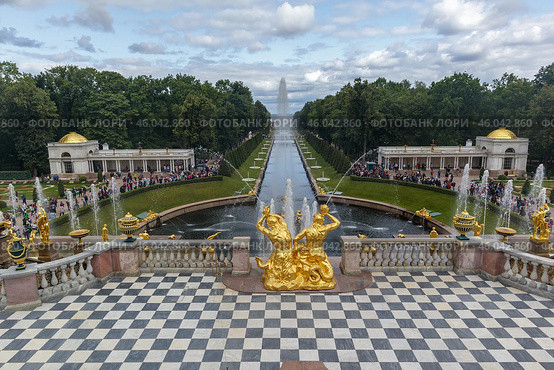 Аллея фонтанов, большой каскад, тритоны. Петергоф (2019 год). Редакционное фото, фотограф Василий Мальцев / Фотобанк Лори
