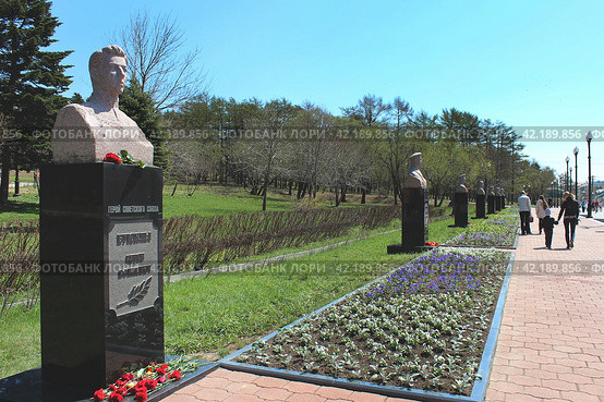 Аллея Героев. Мемориал героям-освободителям Южного Сахалина и Курильских островов (2014 год). Редакционное фото, фотограф FOTOvZAPASE / Фотобанк Лори