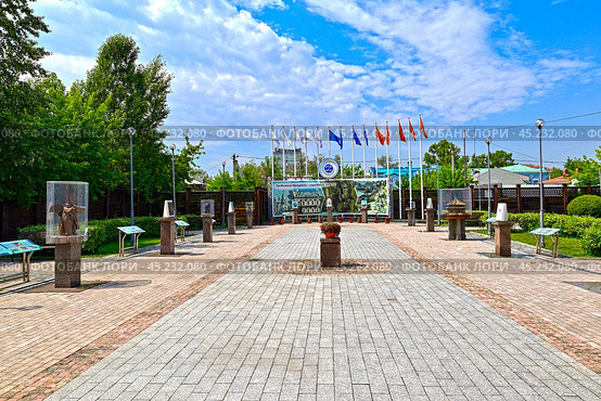 Аллея городов-побратимов. Город Иркутск (2024 год). Редакционное фото, фотограф Александр Тараканов / Фотобанк Лори