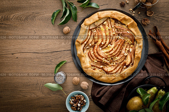 Almond waffles with nuts, ricotta cheese and fresh blueberries, healthy food, breakfast. Waffles with berries. Стоковое фото, агентство Ingram Publishing / Фотобанк Лори