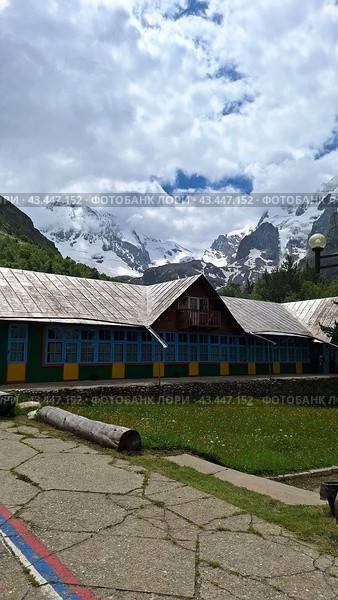 Альплагерь "Уллу-Тау" на фоне заснеженных вершин. Ullu-Tau alpine camp on the background of snow-capped peaks. Стоковое фото, фотограф Алла Толочек / Фотобанк Лори