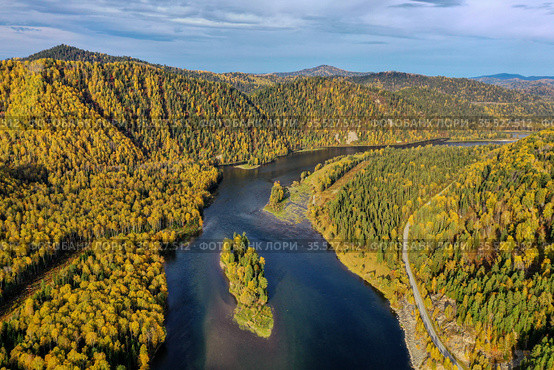 Алтайские горы осенью. Река Бия. Вид с воздуха. Altai mountains in autumn. Biya river. Aerial view. Стоковое фото, фотограф Евгений Романов / Фотобанк Лори
