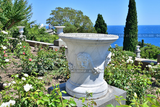 Alupka, Crimea - July 06. 2019. Vases in the landscape of Vorontsovsky Park. Редакционное фото, фотограф Володина Ольга / Фотобанк Лори