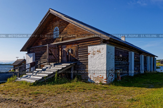 Амбар для хранения гребных судов, 1841 год. Объект культурного наследия федерального значения № 291810004552006. Архангельская область,  Приморский район, пос. Соловецкий, ул. Приморская, д. 4, корп.1. Стоковое фото, фотограф Александр Селезнев / Фотобанк Лори