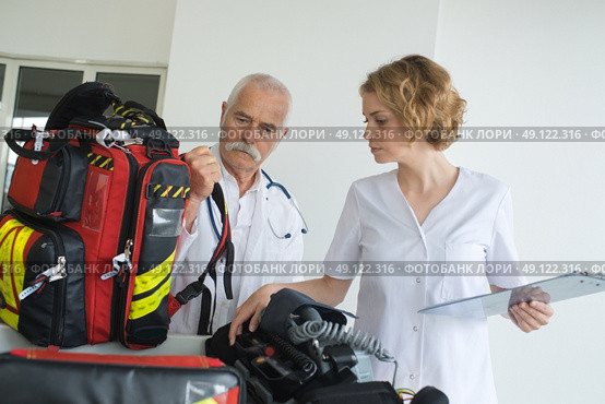 ambulance team preparing gear before intervention. Редакционное фото, агентство Ingram Publishing / Фотобанк Лори