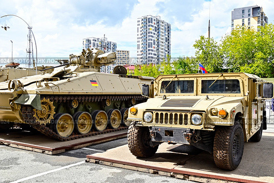 Американский бронеавтомобиль HMMWY (Humvee). Выставка трофейной техники из зоны СВО. Город Тюмень (2024 год). Редакционное фото, фотограф Александр Тараканов / Фотобанк Лори